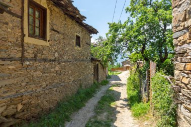 Otantik ondokuzuncu yüzyıl evleriyle Leshten Köyü, Blagoevgrad Bölgesi, Bulgaristan