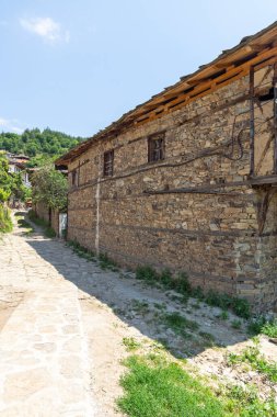 Otantik ondokuzuncu yüzyıl evleriyle Leshten Köyü, Blagoevgrad Bölgesi, Bulgaristan