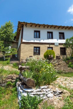 Otantik ondokuzuncu yüzyıl evleriyle Leshten Köyü, Blagoevgrad Bölgesi, Bulgaristan