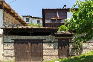 Otantik ondokuzuncu yüzyıl evleriyle Leshten Köyü, Blagoevgrad Bölgesi, Bulgaristan