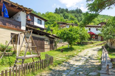 Otantik ondokuzuncu yüzyıl evleriyle Leshten Köyü, Blagoevgrad Bölgesi, Bulgaristan