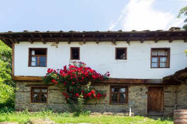 Otantik ondokuzuncu yüzyıl evleriyle Leshten Köyü, Blagoevgrad Bölgesi, Bulgaristan