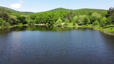 Sofya Bölgesi, Bulgaristan 'daki Lozenska Dağı' ndaki Sua Gabra Gölleri 'nin hava manzarası