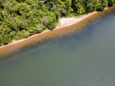 Pancharevo Gölü 'nün havadan yaz manzarası, Sofya şehir bölgesi, Bulgaristan