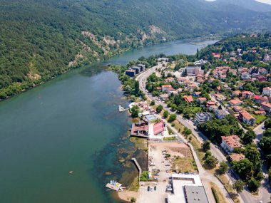 Pancharevo Gölü 'nün havadan yaz manzarası, Sofya şehir bölgesi, Bulgaristan