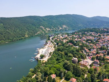 Pancharevo Gölü 'nün havadan yaz manzarası, Sofya şehir bölgesi, Bulgaristan
