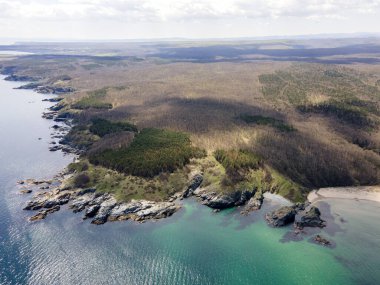 Bulgaristan 'ın Burgaz Bölgesi' nin Rezovo kasabası yakınlarındaki Silistar plajının hava ilkbahar manzarası