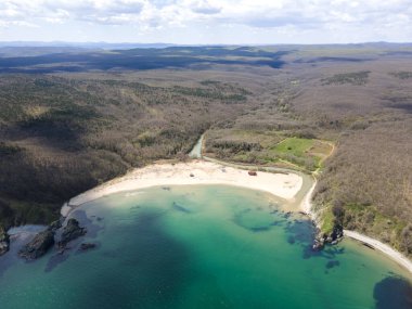 Bulgaristan 'ın Burgaz Bölgesi' nin Rezovo kasabası yakınlarındaki Silistar plajının hava ilkbahar manzarası