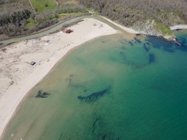 Bulgaristan 'ın Burgaz Bölgesi' nin Rezovo kasabası yakınlarındaki Silistar plajının hava ilkbahar manzarası