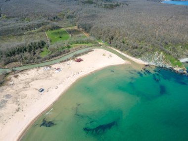 Bulgaristan 'ın Burgaz Bölgesi' nin Rezovo kasabası yakınlarındaki Silistar plajının hava ilkbahar manzarası