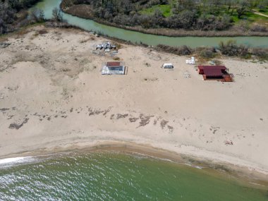 Bulgaristan 'ın Burgaz Bölgesi' nin Rezovo kasabası yakınlarındaki Silistar plajının hava ilkbahar manzarası