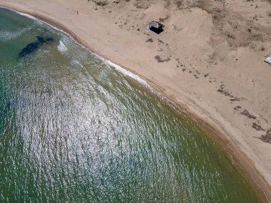 Bulgaristan 'ın Burgaz Bölgesi' nin Rezovo kasabası yakınlarındaki Silistar plajının hava ilkbahar manzarası