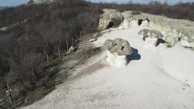 Bulgaristan 'ın Kardzhali bölgesindeki Beli plast köyü yakınlarındaki Taş Mantarları Kaya oluşumunun hava görüntüsü