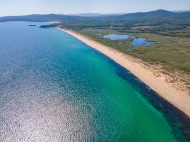 Bulgaristan 'ın Burgaz Bölgesi' ndeki Dyuni tatil beldesi yakınlarındaki The Driver Beach 'in (Alepu) hava manzarası