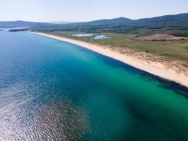 Bulgaristan 'ın Burgaz Bölgesi' ndeki Dyuni tatil beldesi yakınlarındaki The Driver Beach 'in (Alepu) hava manzarası