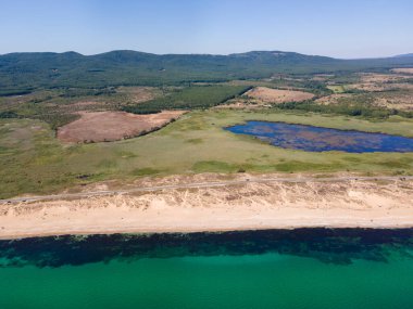 Bulgaristan 'ın Burgaz Bölgesi' ndeki Dyuni tatil beldesi yakınlarındaki The Driver Beach 'in (Alepu) hava manzarası