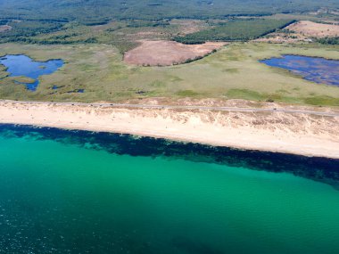 Bulgaristan 'ın Burgaz Bölgesi' ndeki Dyuni tatil beldesi yakınlarındaki The Driver Beach 'in (Alepu) hava manzarası