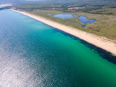 Bulgaristan 'ın Burgaz Bölgesi' ndeki Dyuni tatil beldesi yakınlarındaki The Driver Beach 'in (Alepu) hava manzarası