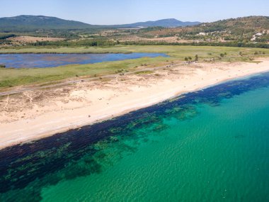 Bulgaristan 'ın Burgaz Bölgesi' ndeki Dyuni tatil beldesi yakınlarındaki The Driver Beach 'in (Alepu) hava manzarası