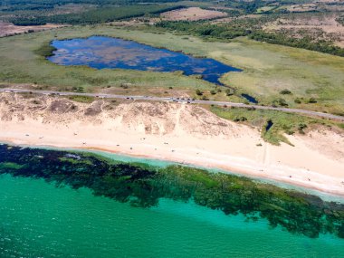 Bulgaristan 'ın Burgaz Bölgesi' ndeki Dyuni tatil beldesi yakınlarındaki The Driver Beach 'in (Alepu) hava manzarası