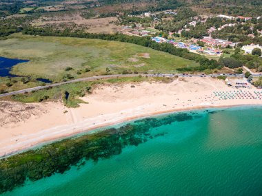Bulgaristan 'ın Burgaz Bölgesi' ndeki Dyuni tatil beldesi yakınlarındaki The Driver Beach 'in (Alepu) hava manzarası