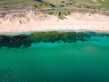 Bulgaristan 'ın Burgaz Bölgesi' ndeki Dyuni tatil beldesi yakınlarındaki The Driver Beach 'in (Alepu) hava manzarası