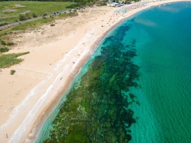 Bulgaristan 'ın Burgaz Bölgesi' ndeki Dyuni tatil beldesi yakınlarındaki The Driver Beach 'in (Alepu) hava manzarası