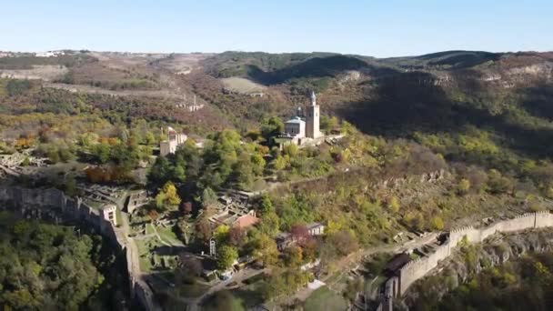 Vista Aérea Las Ruinas Capital Del Segundo Imperio Búlgaro Fortaleza — Vídeos de Stock