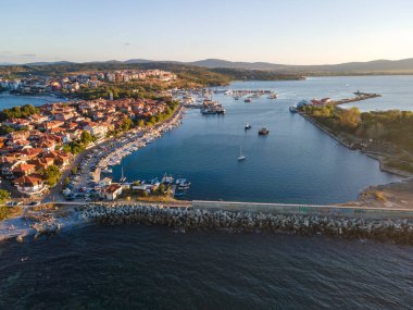 Bulgaristan 'ın Burgaz Bölgesi Sozopol kentinin şaşırtıcı hava gün batımı manzarası