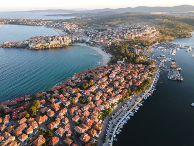 Bulgaristan 'ın Burgaz Bölgesi Sozopol kentinin şaşırtıcı hava gün batımı manzarası