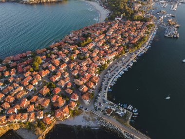 Bulgaristan 'ın Burgaz Bölgesi Sozopol kentinin şaşırtıcı hava gün batımı manzarası