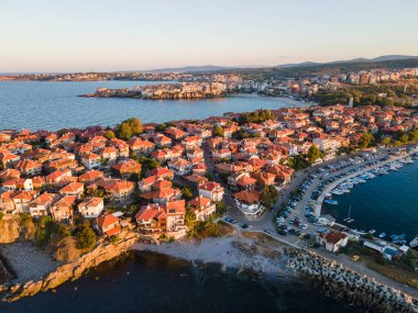 Bulgaristan 'ın Burgaz Bölgesi Sozopol kentinin şaşırtıcı hava gün batımı manzarası