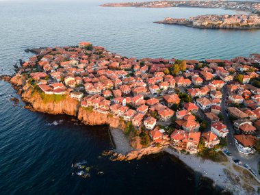 Bulgaristan 'ın Burgaz Bölgesi Sozopol kentinin şaşırtıcı hava gün batımı manzarası