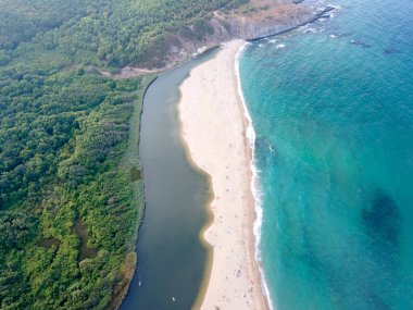 Bulgaristan 'ın Burgaz Bölgesi Sinemorets köyü, Veleka Nehri' nin ağzındaki sahil manzarası
