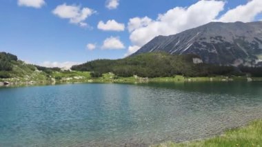 Muhteşem Muratovo Gölü Yaz Manzarası, Pirin Dağı, Bulgaristan