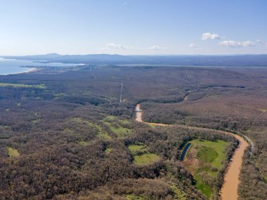 Bulgaristan 'ın Burgaz Bölgesi Arkutino bölgesindeki Ropotamo nehrinin hava manzarası