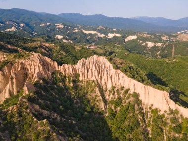 Rozhen kum piramitlerinin hava günbatımı manzarası, Blagoevgrad bölgesi, Bulgaristan
