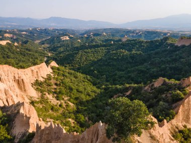 Rozhen kum piramitlerinin hava günbatımı manzarası, Blagoevgrad bölgesi, Bulgaristan