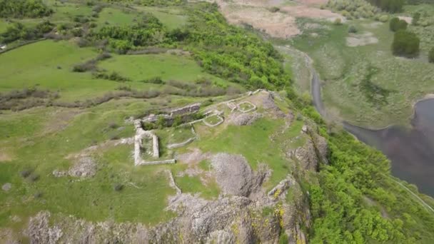 Vista Aérea Las Ruinas Antigua Fortaleza Vishegrad Costa Sur Del — Vídeos de Stock