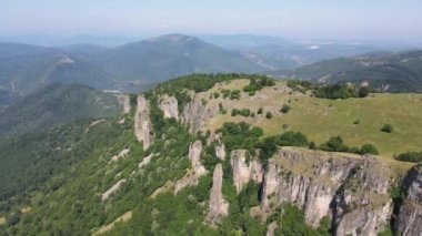 Bulgaristan 'ın Lovech bölgesinin Teteven kasabası yakınlarındaki Balkan Dağı' nın hava manzarası