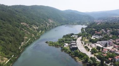 Pancharevo Gölü 'nün havadan yaz manzarası, Sofya şehir bölgesi, Bulgaristan