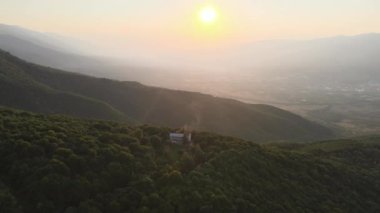 Bulgaristan 'ın Petrich kenti yakınlarındaki Belasitsa Dağı' nın hava günbatımı manzarası