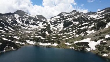 Bulgaristan 'ın Pirin Dağı' ndaki Popovo Gölü 'nün şaşırtıcı hava manzarası