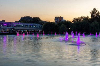 PLOVDIV, BULGARIA - 9 Ağustos 2021: Bulgaristan 'ın Filibe kentindeki Çar Simeon Bahçesindeki Şarkı Söyleyen Çeşmelerin Günbatımı Manzarası