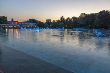 PLOVDIV, BULGARIA - 9 Ağustos 2021: Bulgaristan 'ın Filibe kentindeki Çar Simeon Bahçesindeki Şarkı Söyleyen Çeşmelerin Günbatımı Manzarası