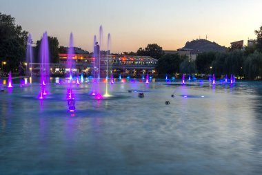 PLOVDIV, BULGARIA - 9 Ağustos 2021: Bulgaristan 'ın Filibe kentindeki Çar Simeon Bahçesindeki Şarkı Söyleyen Çeşmelerin Günbatımı Manzarası