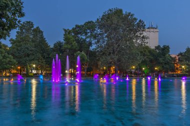 PLOVDIV, BULGARIA - 9 Ağustos 2021: Bulgaristan 'ın Filibe kentindeki Çar Simeon Bahçesindeki Şarkı Söyleyen Çeşmelerin Günbatımı Manzarası
