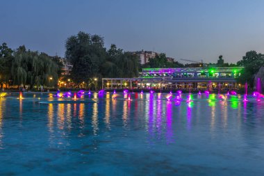PLOVDIV, BULGARIA - 9 Ağustos 2021: Bulgaristan 'ın Filibe kentindeki Çar Simeon Bahçesindeki Şarkı Söyleyen Çeşmelerin Günbatımı Manzarası