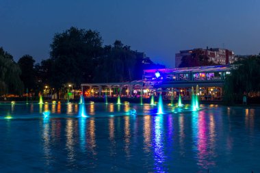 PLOVDIV, BULGARIA - 9 Ağustos 2021: Bulgaristan 'ın Filibe kentindeki Çar Simeon Bahçesindeki Şarkı Söyleyen Çeşmelerin Günbatımı Manzarası