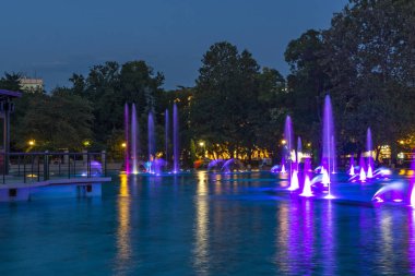 PLOVDIV, BULGARIA - 9 Ağustos 2021: Bulgaristan 'ın Filibe kentindeki Çar Simeon Bahçesindeki Şarkı Söyleyen Çeşmelerin Günbatımı Manzarası